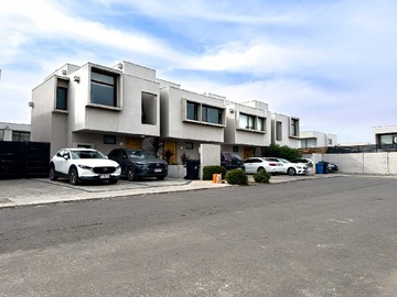 Venta / Casa / Colina