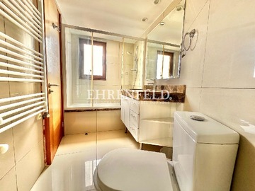 Baño suite, segundo piso.