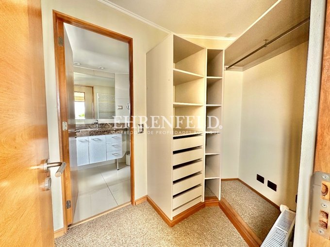 Walk in closet suite, segundo piso.