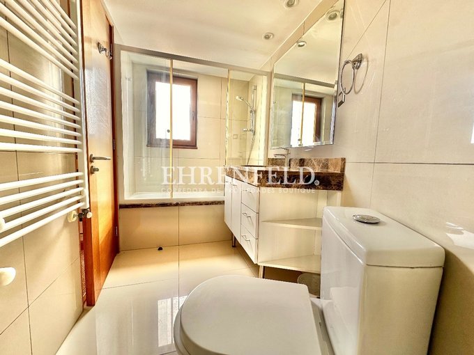 Baño suite, segundo piso.