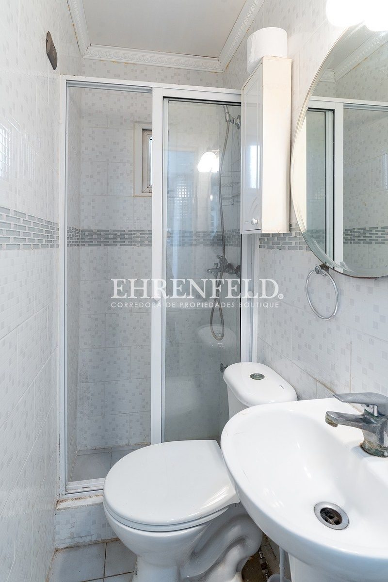 Baño de servicio.