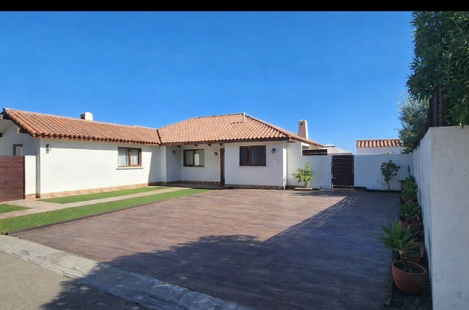 Entrada Principal con estacionamientos 4 autos