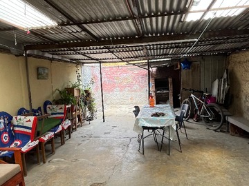 Patio trasero cuenta con Quincho