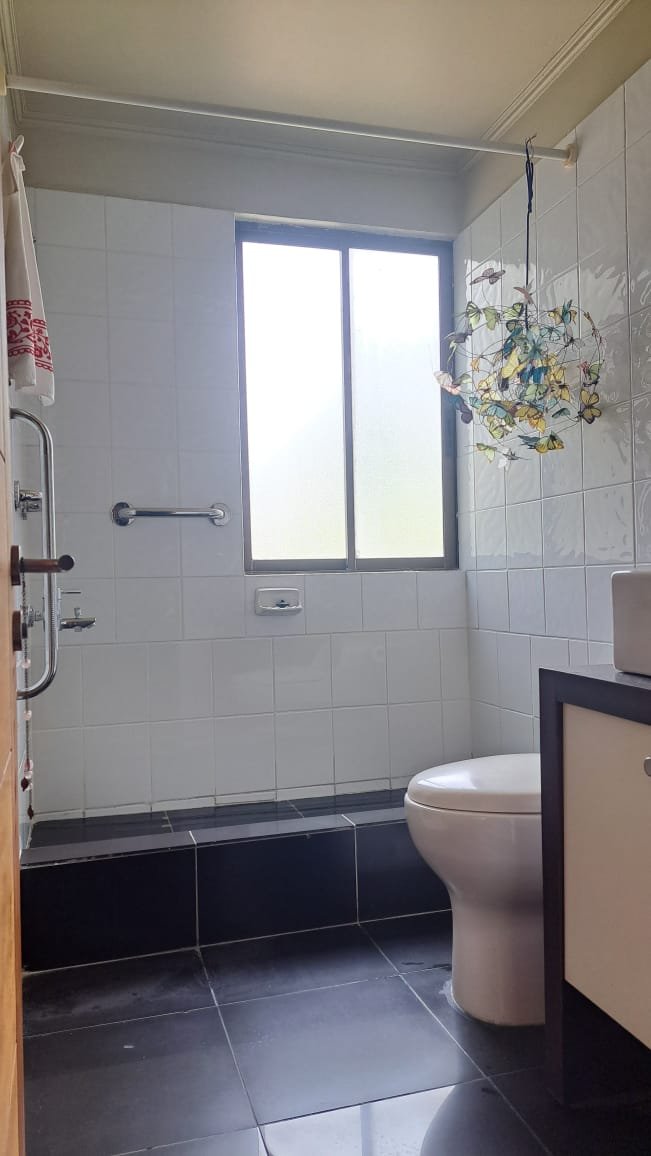 Baño fuera de la habitación