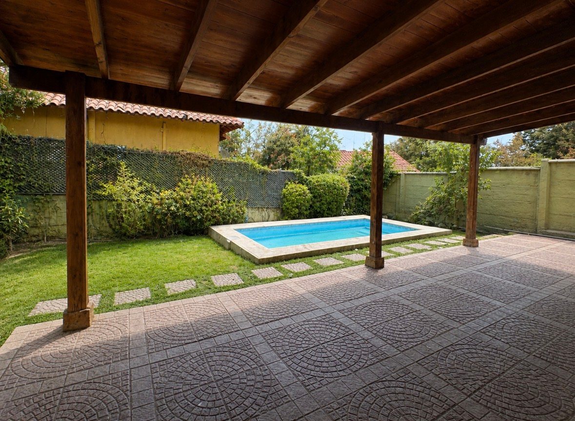 Terraza y piscina