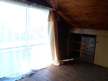 Amplio dormitorio en segundo piso con closet