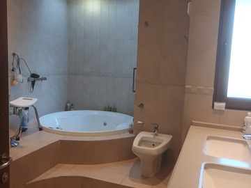 Baño en suite con jacuzzi y shower