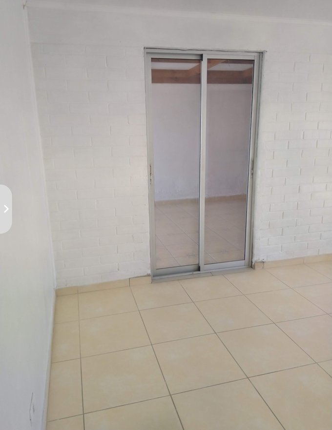 Comedor ventana con salida al estacionamiento