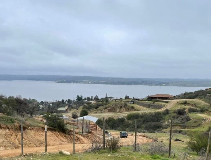 casa con hermosa vista al lago Rapel
