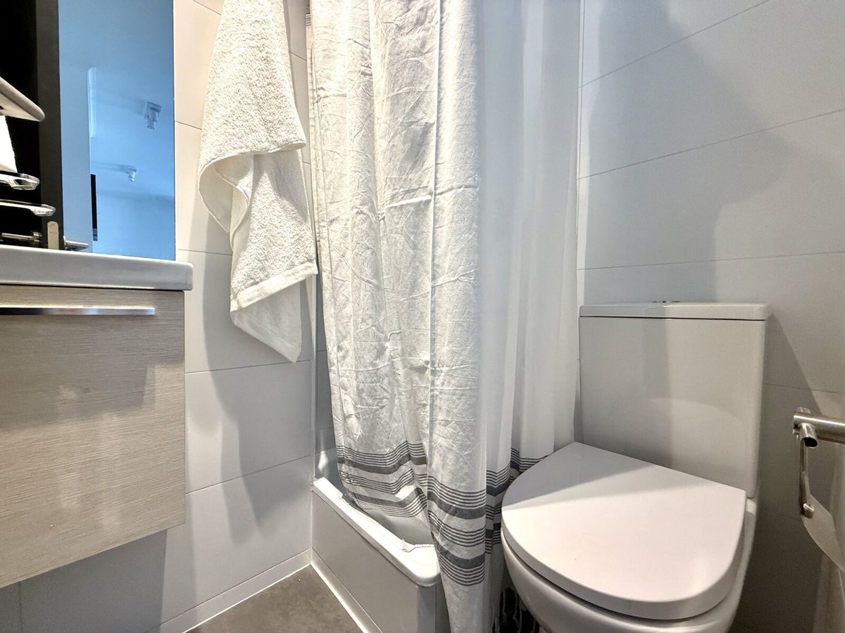 Baño en sala de estar primer piso