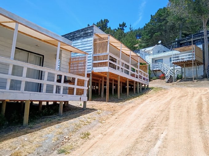 Cabañas y vista de la casa