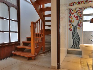 Piso 1: Hall escalera y baño de visitas