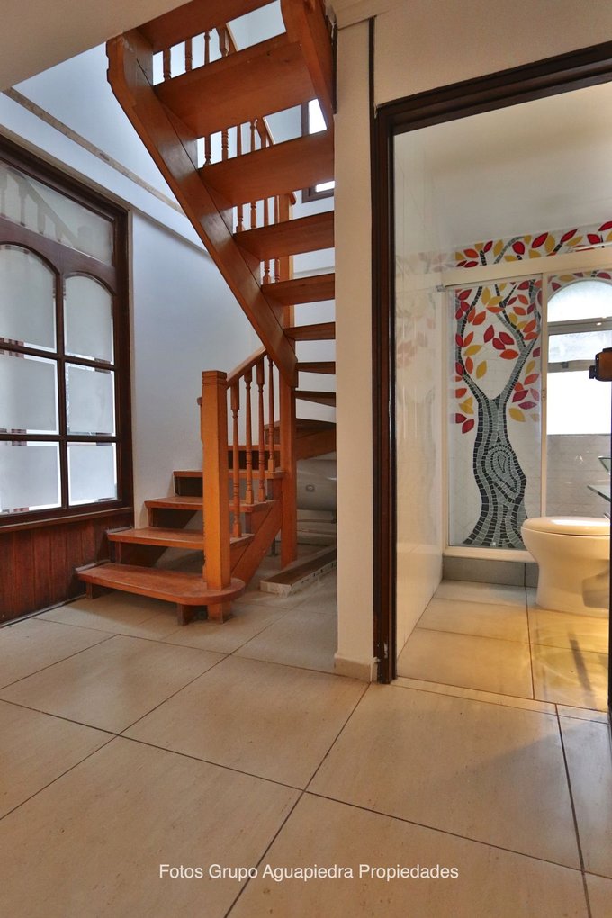 Piso 1: Hall escalera y baño de visitas