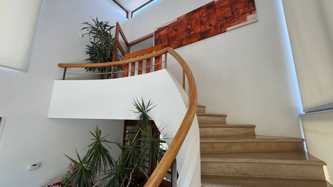 Escalera hacia 2do piso