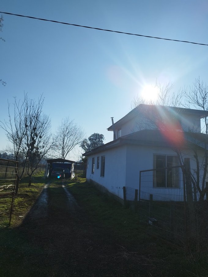 Lado izq, mas estacionamiento