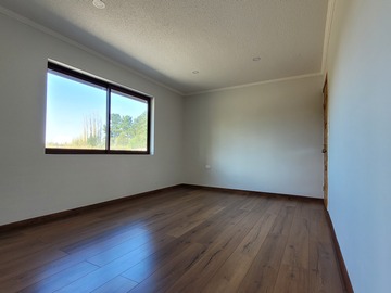 comedor con puerta de acceso a la cocina