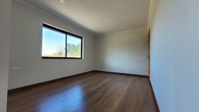 comedor con puerta de acceso a la cocina