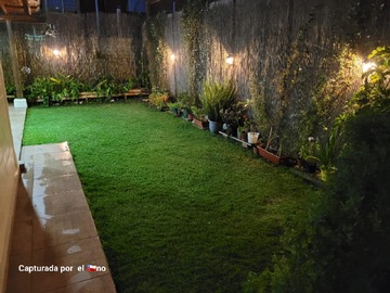Jardín de noche