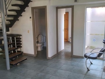 BAÑO, COCINA, ESCALA AL SEGUNDO PISO