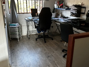 Amplia sala de estar-oficina