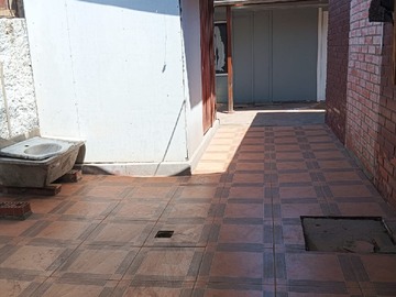 Estacionamiento a bodega y a patio interior