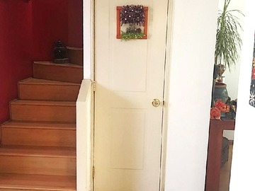 Puerta baño visitas y escalera acceso pisos superiores