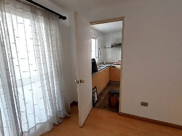 Puerta lateral comedor con acceso a cocina