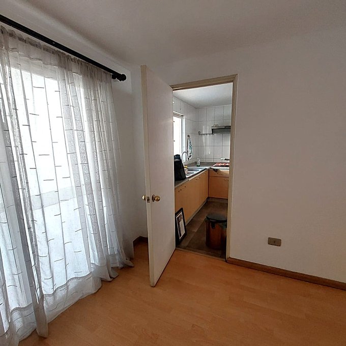 Puerta lateral comedor con acceso a cocina