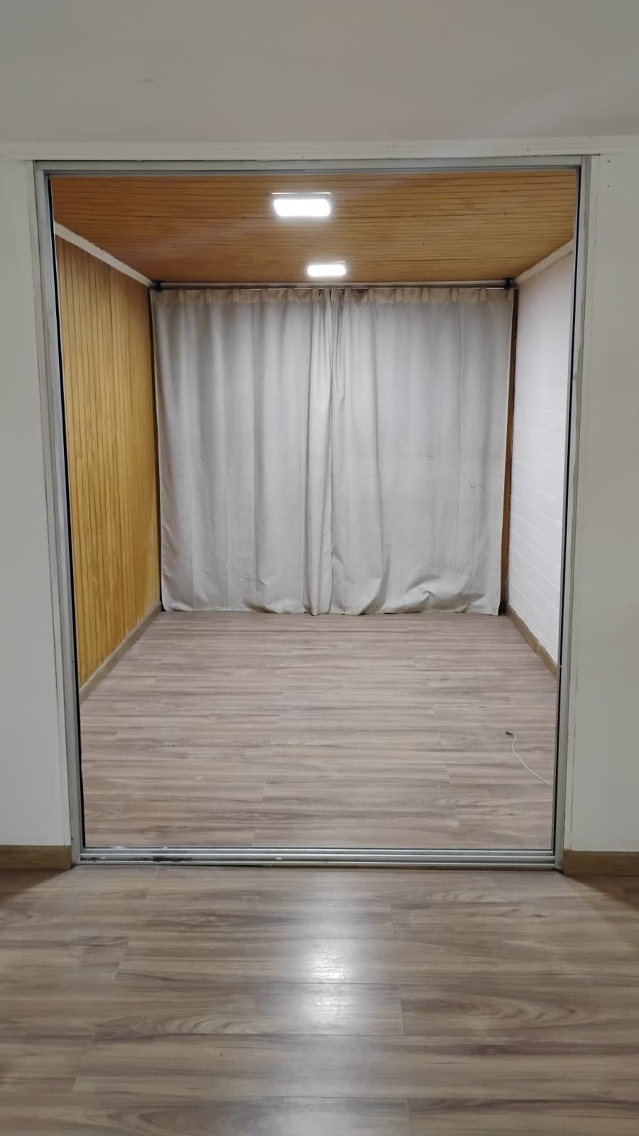 oficina, sala de estar o closet con vista al pasaje