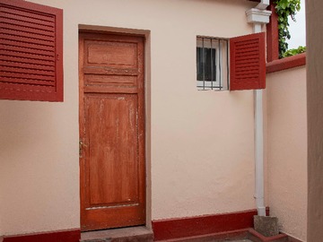 patio de luz y dormitorio servicio