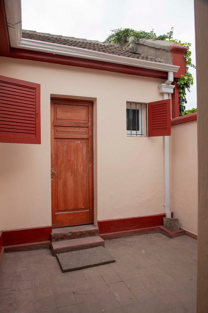 patio de luz y dormitorio servicio