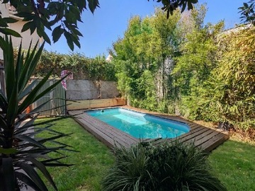 08.- Patio con piscina, jardineras y plantas.