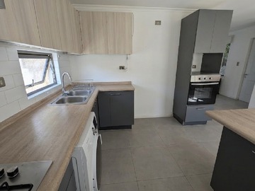 26.- Cocina con muebles, encimera, horno, isla, etc.