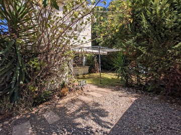 03.- Estacionamiento interno, pérgola patio frontal.