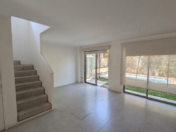 28.- Living amplio vista patio y piscina.