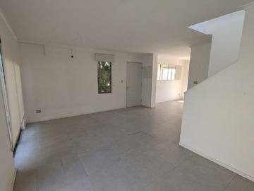 10.- Living y puerta principal.