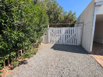 02.- Estacionamiento externo y entrada.