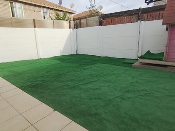 Patio con casa de muñecas