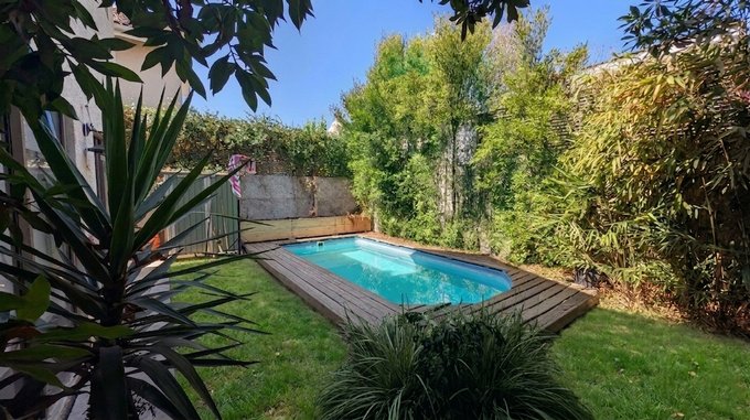 08.- Patio con piscina, jardineras y plantas.