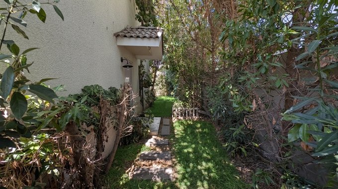 01.- Patio y puerta principal.