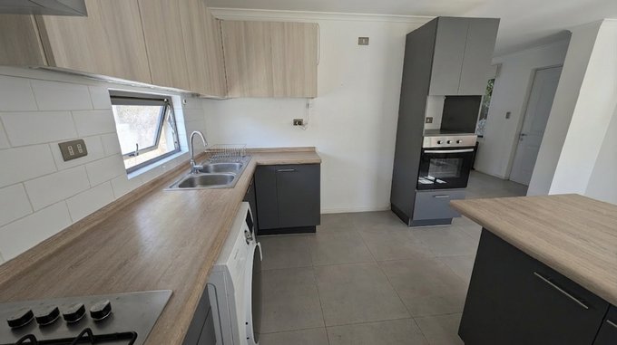 26.- Cocina con muebles, encimera, horno, isla, etc.