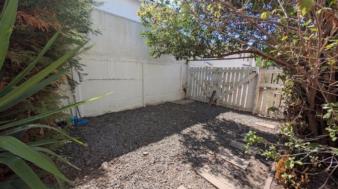 04.- Estacionamiento interno hacia afuera.