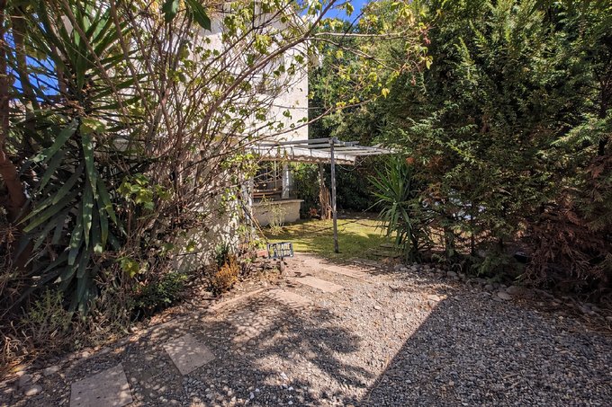 03.- Estacionamiento interno, pérgola patio frontal.