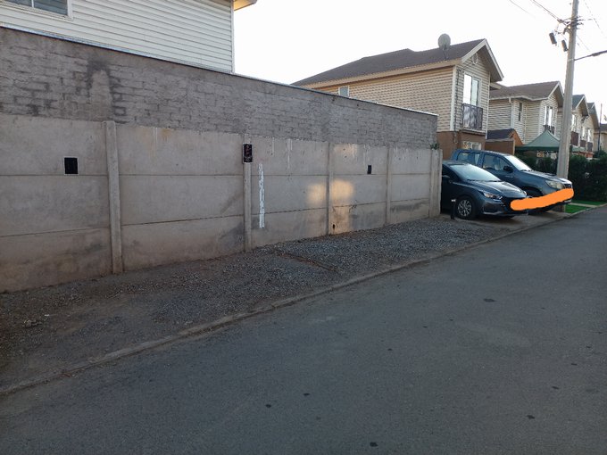Estacionamientos de visitas del condominio (costado)