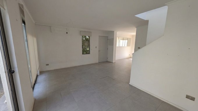 10.- Living y puerta principal.