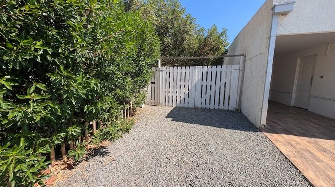 02.- Estacionamiento externo y entrada.