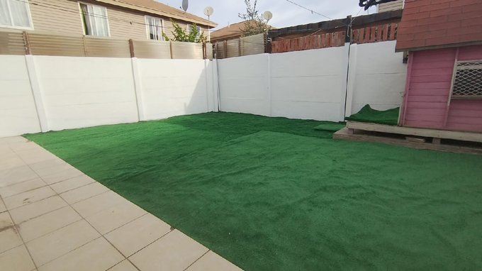 Patio con casa de muñecas
