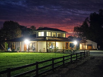 Fotografía exterior anochecer