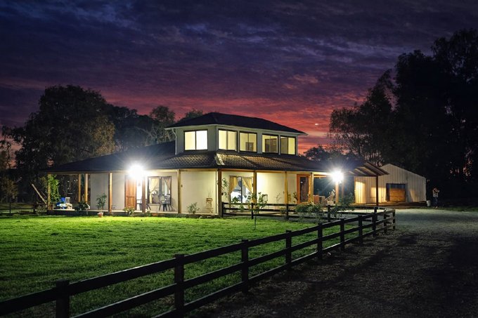 Fotografía exterior anochecer