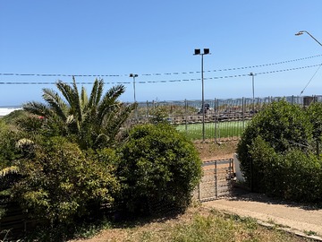vista desde la cabaña hacia la playa y cancha